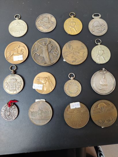 null 
212 Lot of 28 French medals from the 19th and 20th centuries with different...