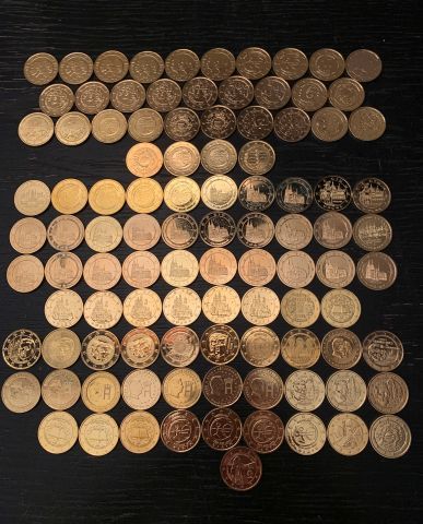 null 
Lot de 101 pièces de 2 €UROS pièces neuves dorées a l'or fin




Six pays :...