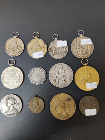 null 
212 Lot of 28 French medals from the 19th and 20th centuries with different...