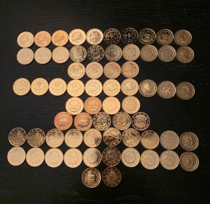 null 
Lot de 64 pièces de 2 €UROS pièces neuves dorées a l'or fin




Sept pays :...