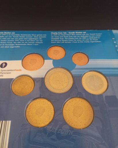 null Lot de 12 coffrets

Pays Bas : séries complètes 2 et 1 €UROS , 50, 20, 10, 5,...