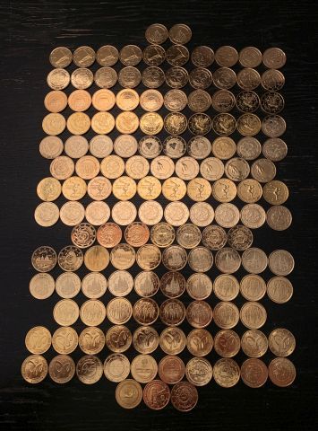 null 
Lot de 139 pièces de 2 €UROS pièces neuves dorées a l'or fin




Cinq pays...