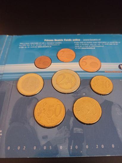 null Lot de 12 coffrets

Pays Bas : séries complètes 2 et 1 €UROS , 50, 20, 10, 5,...