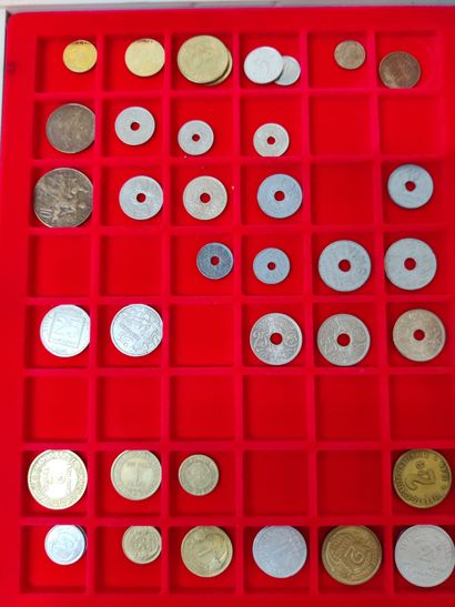 null 
Lot de 152 pièces françaises	

	86 pièces modernes françaises en argent : 

		5...