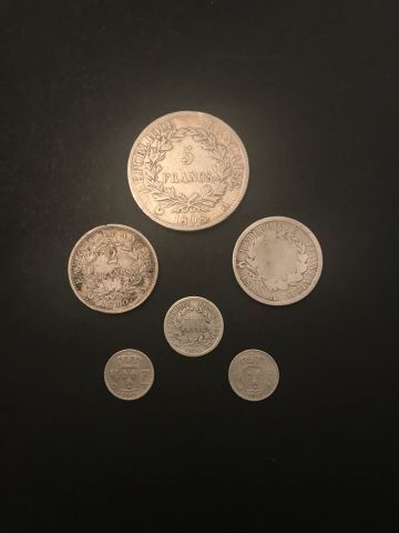 null 
Six pièces ARGENT :




5 Francs NAPOLÉON Ier TÊTE LAURÉE 1808 PARIS,




2...