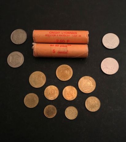 null 
Treize pièces :




5, 10, 20 CTS LAGRIFFOUL




5 Francs 1933;




Franc NICKEL...