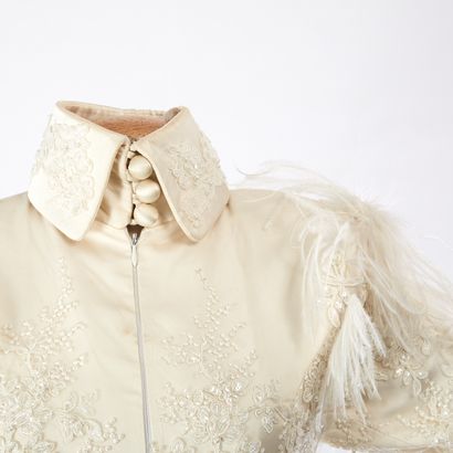 null Robe "ALICIA"
Robe de mariée courte forme manteau couleur crème ornée de broderies,...