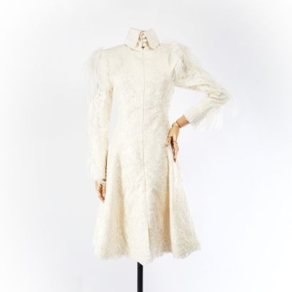 null Robe "ALICIA"
Robe de mariée courte forme manteau couleur crème ornée de broderies,...
