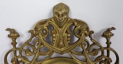 null Miroir d'alcôve en bronze doré à décor ajouré d'animaux fantastiques, le fronton...