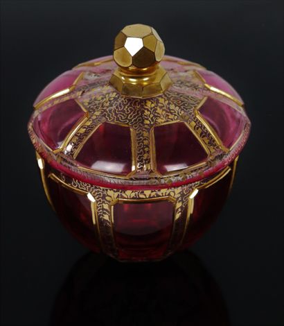 null BOHEME, pour le marché ottoman.

Sucrier couvert en cristal rose et or, à pans.

XIXème...