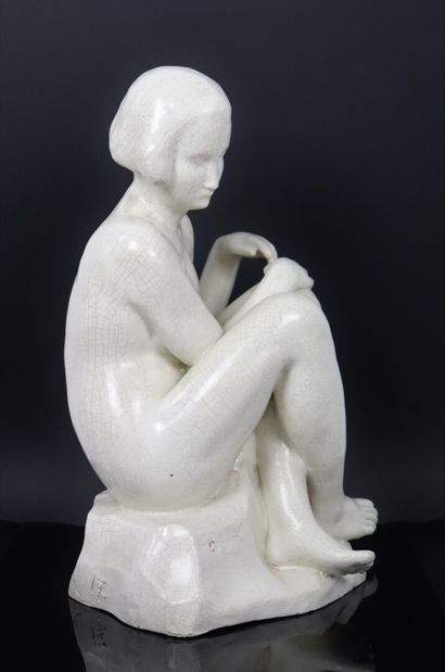 null Travail français des années 1930.

Femme nue assise.

Importante sculpture en...