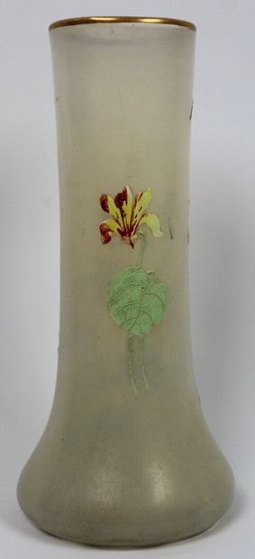 null LEGRAS

Vase en verre émaillé à décor floral polychrome.

Vers 1900.

H_25 cm,...