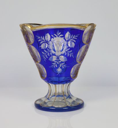 BOHEME. 
Vase en cristal à fond bleu à décor...