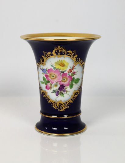 null MEISSEN.

Vase cornet en porcelaine à décor d'un cartouche fleuri, sur fond...