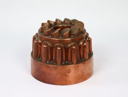 null Moule à gâteau en cuivre.

H_11,5 cm L_14,5 cm