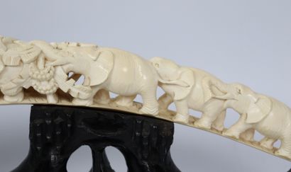 null CHINE.

Groupe en ivoire sculpté figurant un groupe d'éléphants.

Vers 1900-1920.

L_39...