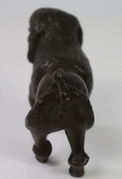 null Caniche royal en plomb de Vienne à patine bronze.

H_8 cm L_10 cm
