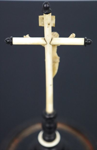 null Crucifix en ivoire et ébène.

Epoque Napoléon III.

H_19 cm, sous son globe...