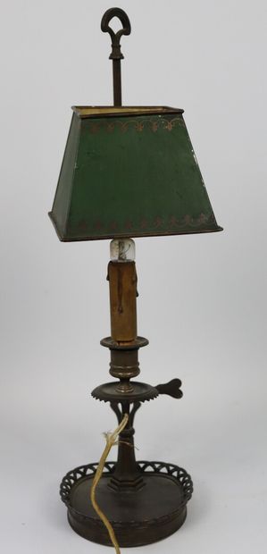 null Lampe en bronze et tôle peinte.

L'abat-jour ajustable en hauteur.

XIXème siècle.

H_47,5...