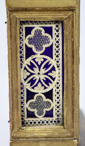 null Thermomètre en obélisque en bois doré, verre bleu et ivoire sculpté.

XVIIIème...