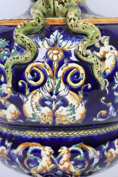 null GIEN.

Important vase couvert à anses en serpent, décor Renaissance sur fond...