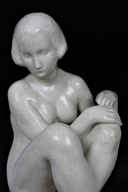 null Travail français des années 1930.

Femme nue assise.

Importante sculpture en...