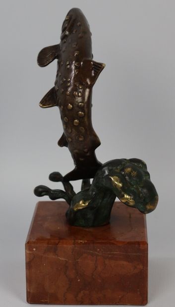 null Ecole française du XXème siècle.

Le saumon.

Sculpture en bronze à patine brune...