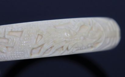 null CHINE.

Bracelet en ivoire sculpté de dragons et de calligraphie.

Vers 1920-1930.

D_8...