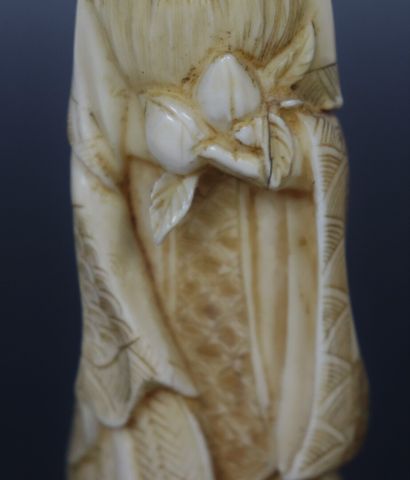 null CHINE.

Statuette en ivoire de morse figurant un sage tenant des pêches de longévité.

Vers...