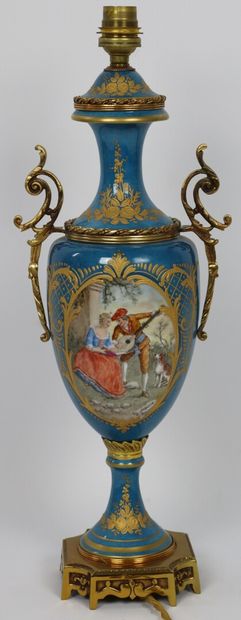 null Vase en porcelaine à fond bleu dans le goût de Sèvres, à décor polychrome

et...