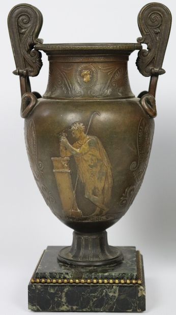 null Paire de vases à l'antique en régule à patine brune et dorée.

Les anses en...