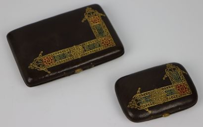 null Carnet de bal et porte-monnaie en cuir marron, orné de décor aux fers de style...