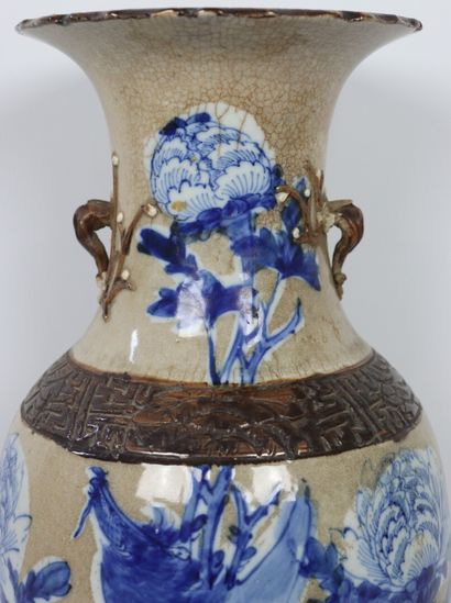null CHINE, Nankin.

Vase à petites anses en céramique à décor d'un oiseau et de...