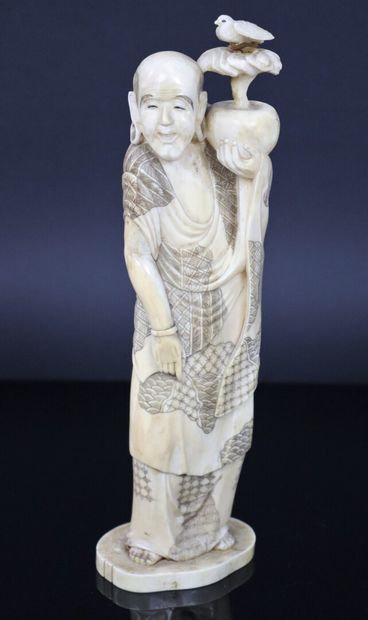 null JAPON, époque Meiji.

Okimono en ivoire figurant un homme tenant un bonsaï sur...