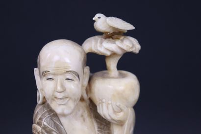 null JAPON, époque Meiji.

Okimono en ivoire figurant un homme tenant un bonsaï sur...