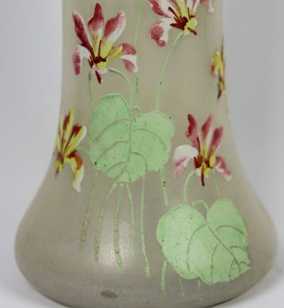 null LEGRAS

Vase en verre émaillé à décor floral polychrome.

Vers 1900.

H_25 cm,...