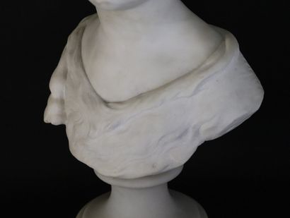 null Etienne LENHOIR (c.1880-1910).

Buste de jeune femme, des pampres nouant ses...