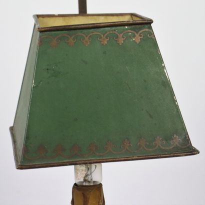 null Lampe en bronze et tôle peinte.

L'abat-jour ajustable en hauteur.

XIXème siècle.

H_47,5...