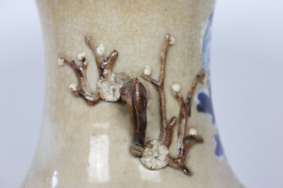 null CHINE, Nankin.

Vase à petites anses en céramique à décor d'un oiseau et de...