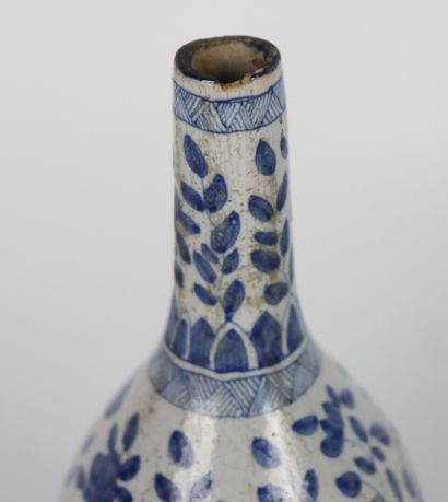 null PERSE.

Vase à haut col en céramique, à l'imitation des porcelaines de Chine.

XIXème...