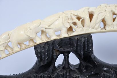 null CHINE.

Groupe en ivoire sculpté figurant un groupe d'éléphants.

Vers 1900-1920.

L_39...