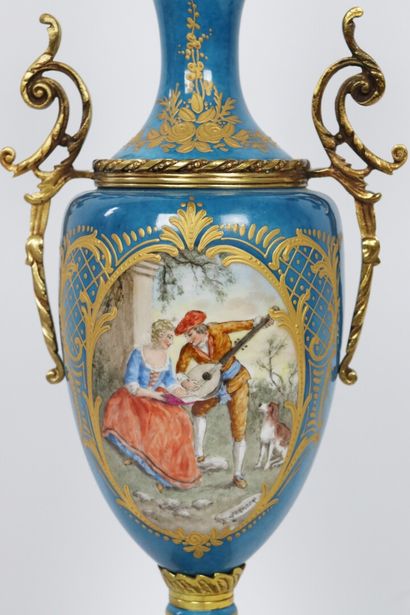 null Vase en porcelaine à fond bleu dans le goût de Sèvres, à décor polychrome

et...
