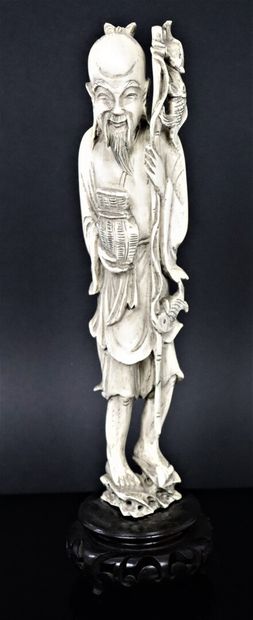 null CHINE.

Statuette en ivoire figurant un pêcheur tenant une canne.

Vers 1900-1920.

H_26...