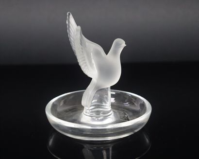 null LALIQUE France

Baguier en cristal orné d'une colombe.

H_10 cm