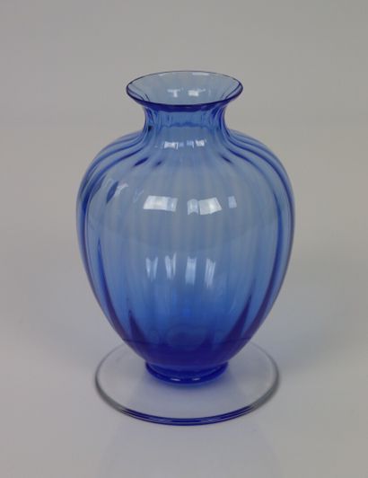 null BACCARAT.

Vase en cristal incolore et bleu.

H_12 cm