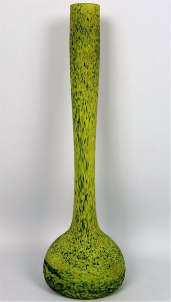 null Vase à long col en verre marmoréen jaune et bleu.

Vers 1900-1920.

H_58 cm