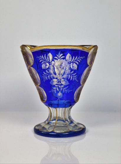 null BOHEME.

Vase en cristal à fond bleu à décor floral gravé et rehauts or.

H_16,5...
