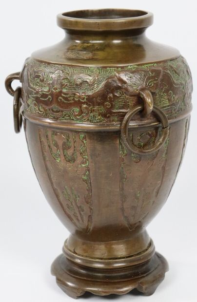 null INDOCHINE.

Vase en bronze à trois anses mobiles, patine brune.

Fin du XIXème...