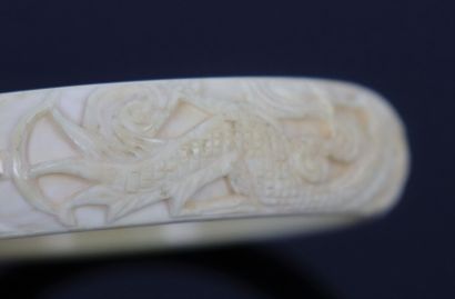null CHINE.

Bracelet en ivoire sculpté de dragons et de calligraphie.

Vers 1920-1930.

D_8...