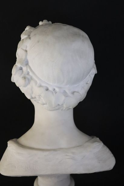 null Etienne LENHOIR (c.1880-1910).

Buste de jeune femme, des pampres nouant ses...